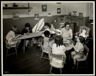 Junge blinde und sehbehinderte Kinder mit einer Lehrerin im Kindergarten der New York Association for the Blind, 111 East 59th Street, New York, 1933
